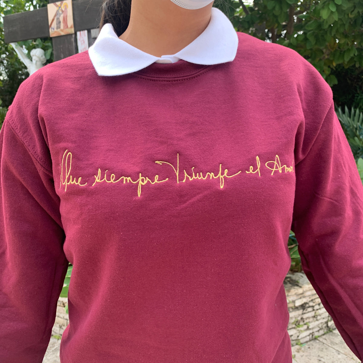 "Que Siempre Triunfe el Amor" Suéter Bordado por SCTJM
